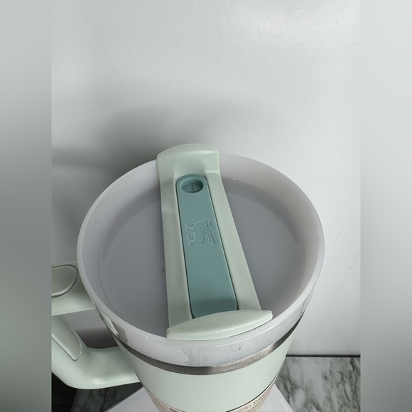 Stanley FlowState Quencher H2.0 Tumbler / 40oz / Color: Mist - Picture 8 of 12